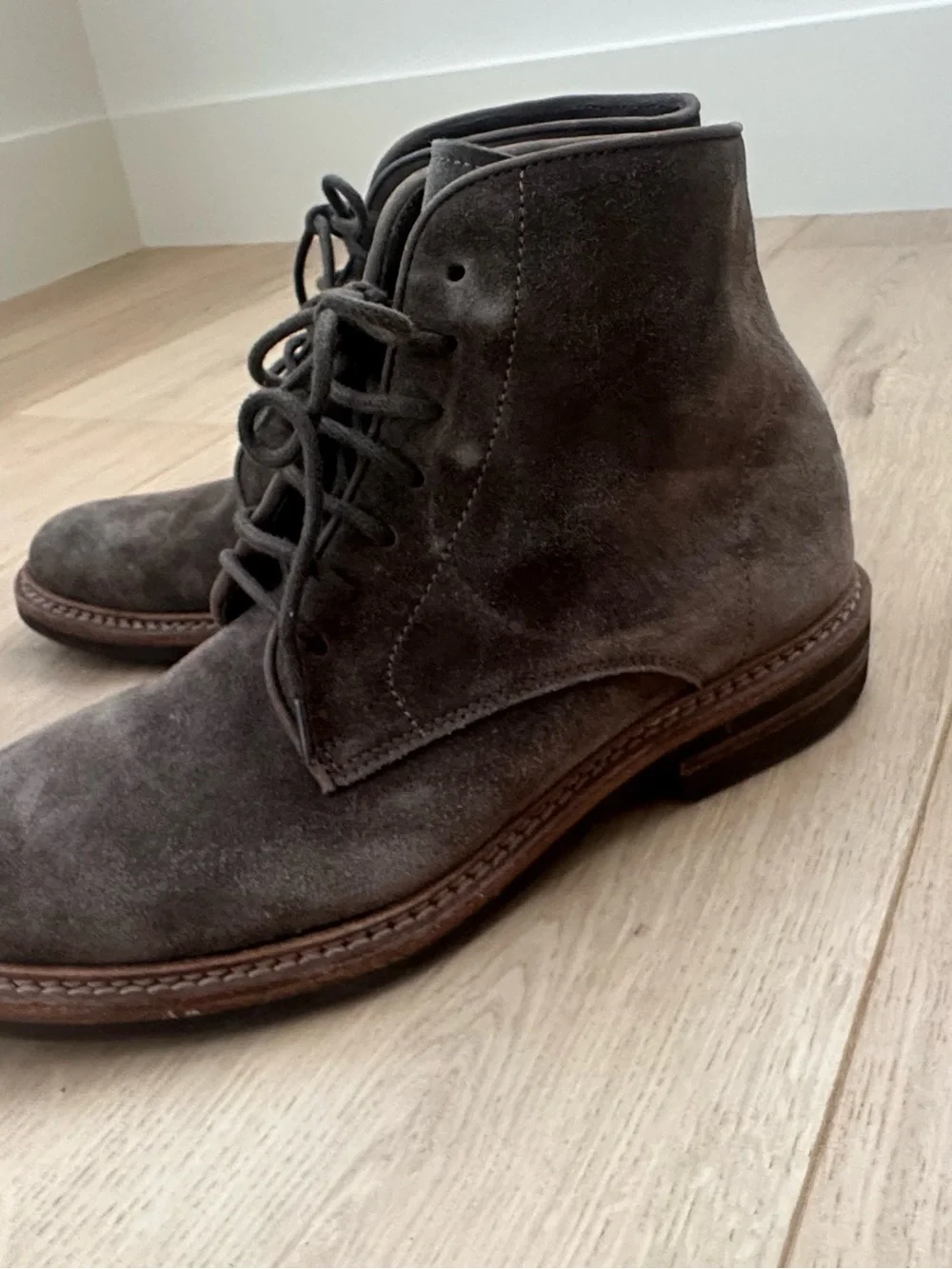 Men’s Suede Chukka Boots — Gray